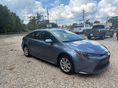 Used 2022 Toyota Corolla LE image 3