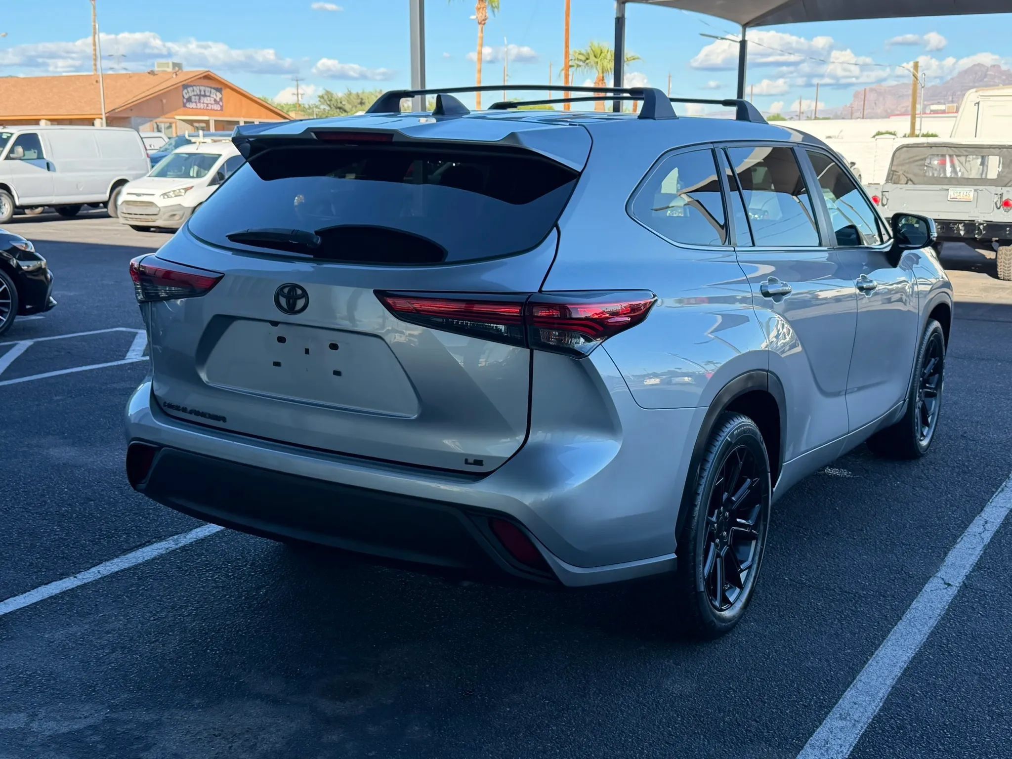 Used 2023 Toyota Highlander LE FWD image 11
