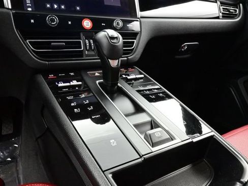 Certified 2024 Porsche Macan AWD/4WD image 11
