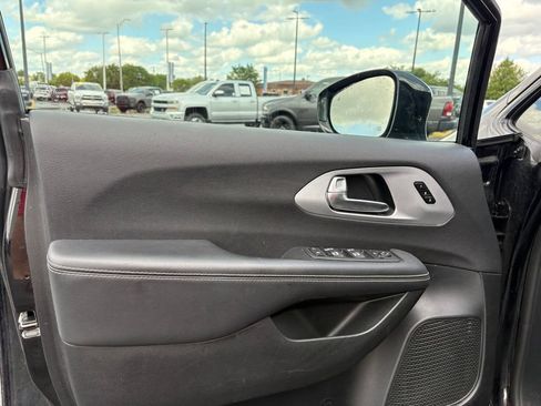 Used 2025 Chrysler Pacifica Limited FWD image 13