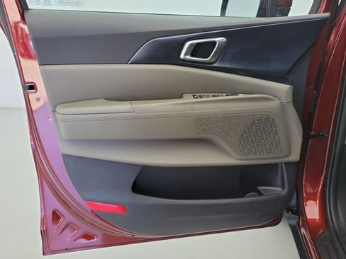 Used 2025 Kia Carnival FWD image 18