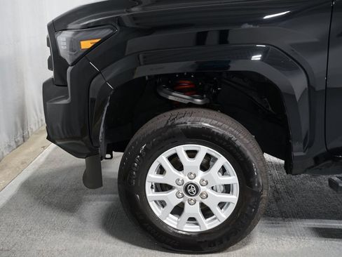 Certified 2025 Toyota Tacoma SR5 AWD/4WD image 5
