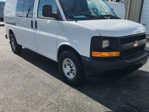 Used 2017 Chevrolet Express 2500 RWD image 10