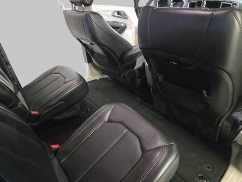 Used 2024 Chrysler Pacifica Touring-L image 13