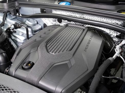 Certified 2026 Porsche Macan AWD/4WD image 13