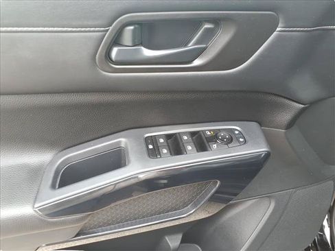 Used 2024 Nissan Pathfinder SV AWD/4WD image 16