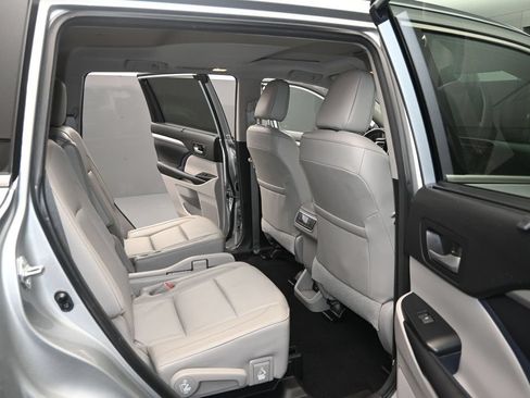 Used 2018 Toyota Highlander XLE AWD/4WD image 13