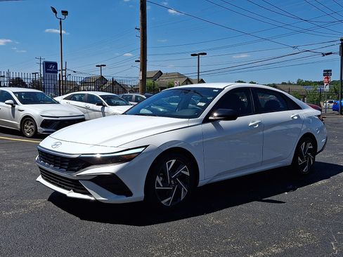 Certified 2025 Hyundai Elantra Sport FWD image 3