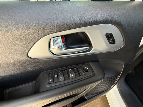 Used 2024 Chrysler Pacifica Limited FWD image 11