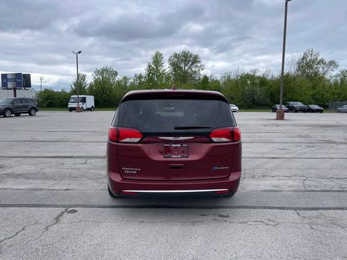Used 2020 Chrysler Pacifica Touring FWD image 4