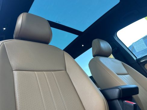 Certified 2022 Volkswagen Tiguan SE w/ Panoramic Sunroof Package image 18