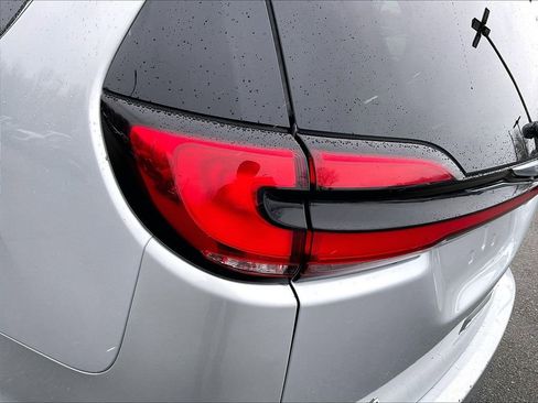 Used 2024 Chrysler Pacifica Touring-L image 29