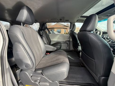 Used 2014 Toyota Sienna SE image 25