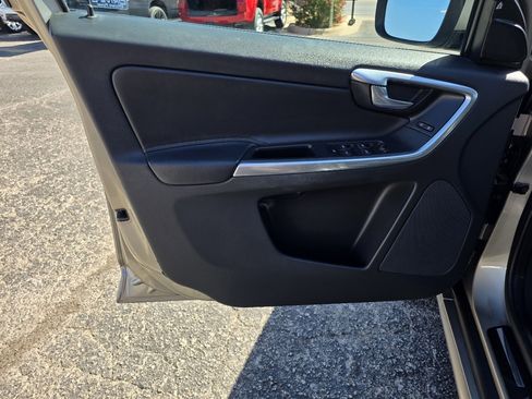 Used 2015 Volvo XC60 T5 Premier w/ Proximity Package image 10