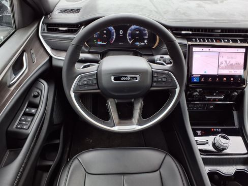 Used 2025 Jeep Grand Cherokee Limited image 6