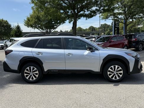 Used 2023 Subaru Outback Premium image 5