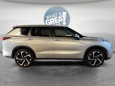 Used 2022 Mitsubishi Outlander SE image 2