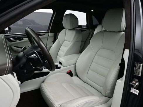 Certified 2021 Porsche Macan Turbo AWD/4WD image 5