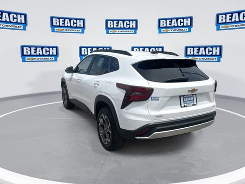 Used 2025 Chevrolet Trax LT w/ LT Convenience Package FWD image 6