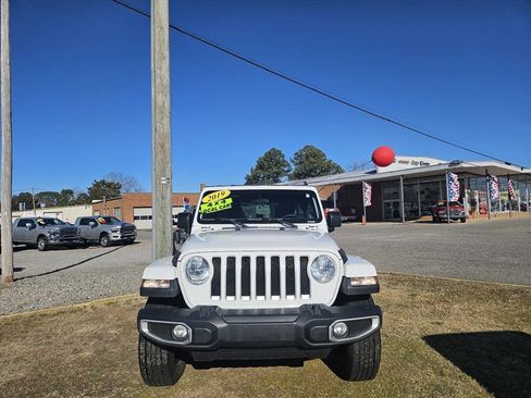 Used 2019 Jeep Wrangler Unlimited Sahara image 2
