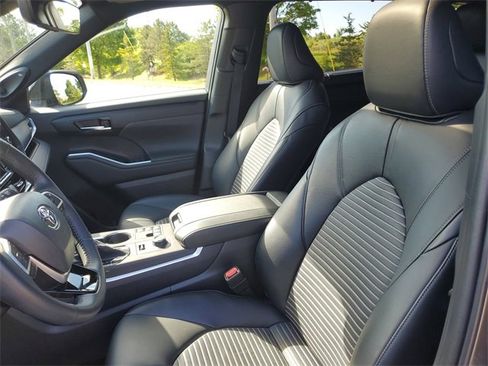 Used 2023 Toyota Highlander XSE image 17