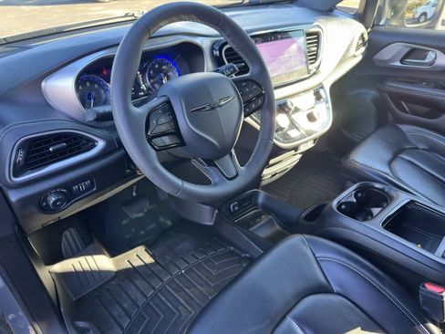 Used 2023 Chrysler Pacifica Touring-L w/ S Appearance Package image 10