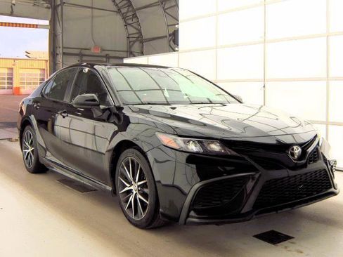 Used 2019 Toyota Camry SE FWD image 3
