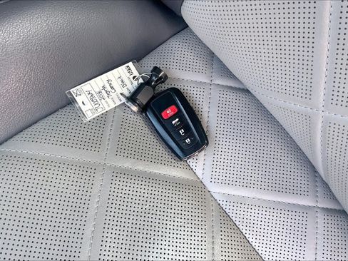 Used 2018 Toyota Camry XLE FWD image 15