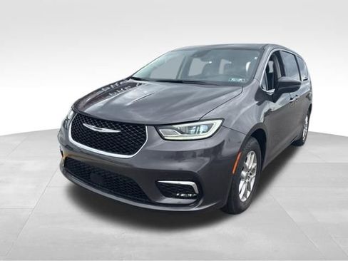 Used 2023 Chrysler Pacifica Touring-L FWD image 1