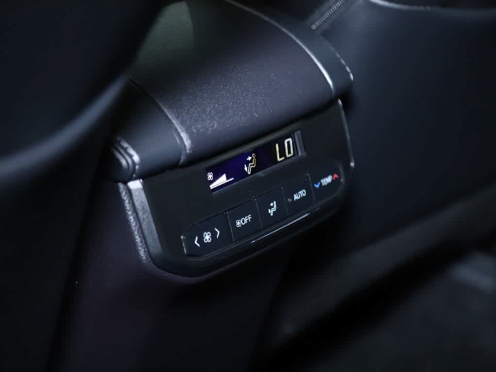 Used 2024 Toyota Highlander XLE AWD/4WD image 15