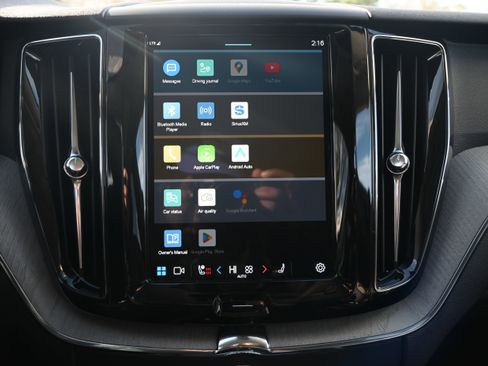 Used 2025 Volvo XC60 B5 Plus w/ Climate Package image 32