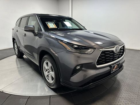 Used 2023 Toyota Highlander LE image 2