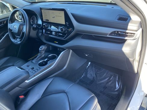 Used 2023 Toyota Highlander XLE image 10