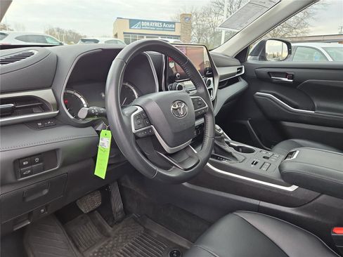Used 2023 Toyota Highlander XLE AWD/4WD image 22