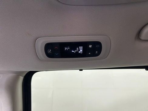 Used 2023 Chrysler Pacifica Touring-L image 23