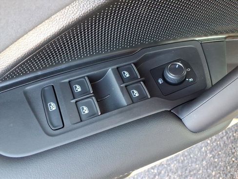 New 2026 Volkswagen Tiguan SE image 9