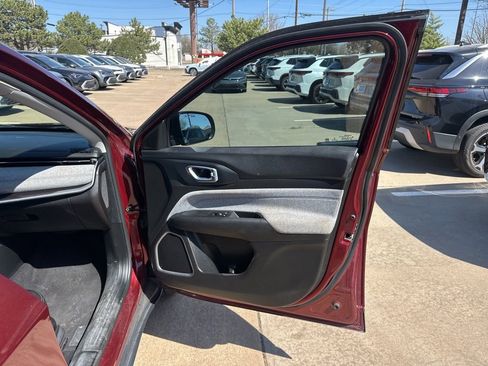 Used 2022 Jeep Compass Latitude FWD image 18