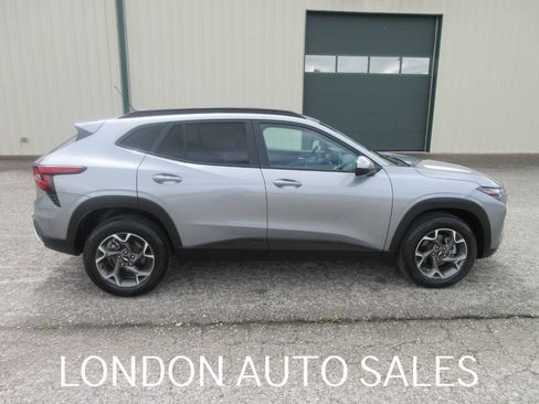 Used 2026 Chevrolet Trax LT FWD image 7