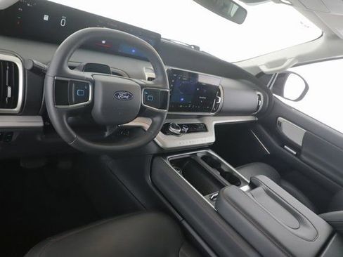 Used 2025 Ford Expedition Active image 17