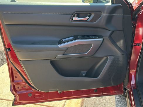 Certified 2025 Nissan Pathfinder SL image 12