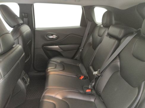 Used 2019 Jeep Cherokee Latitude Plus w/ Comfort/Convenience Group image 18