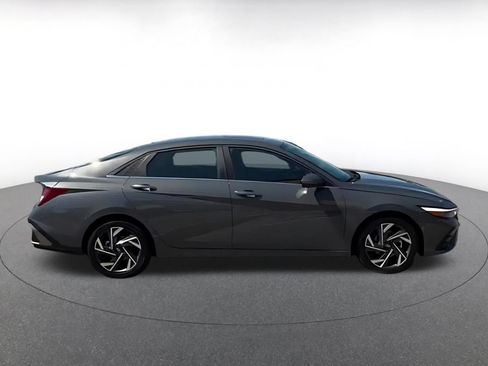 Used 2025 Hyundai Elantra Limited FWD image 4