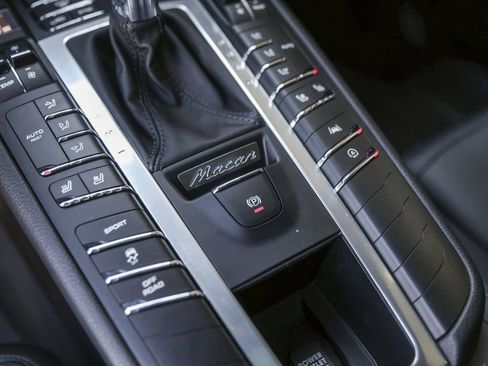 Certified 2021 Porsche Macan AWD/4WD image 30