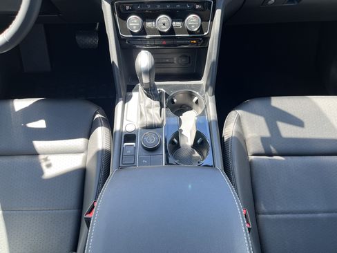 Certified 2023 Volkswagen Atlas Cross Sport SE w/ Panoramic Sunroof Package AWD/4WD image 16