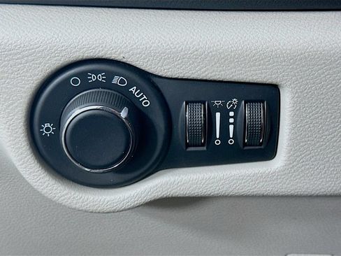 Certified 2023 Chrysler Voyager LX FWD image 17