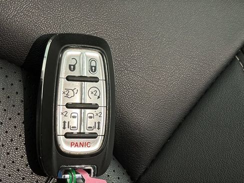 Used 2024 Chrysler Pacifica Touring-L FWD image 38