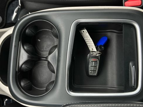 Used 2024 Chrysler Pacifica Touring-L FWD image 27