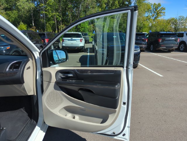 Used 2016 Chrysler Town & Country Touring w/ Driver Convenience Group FWD image 14