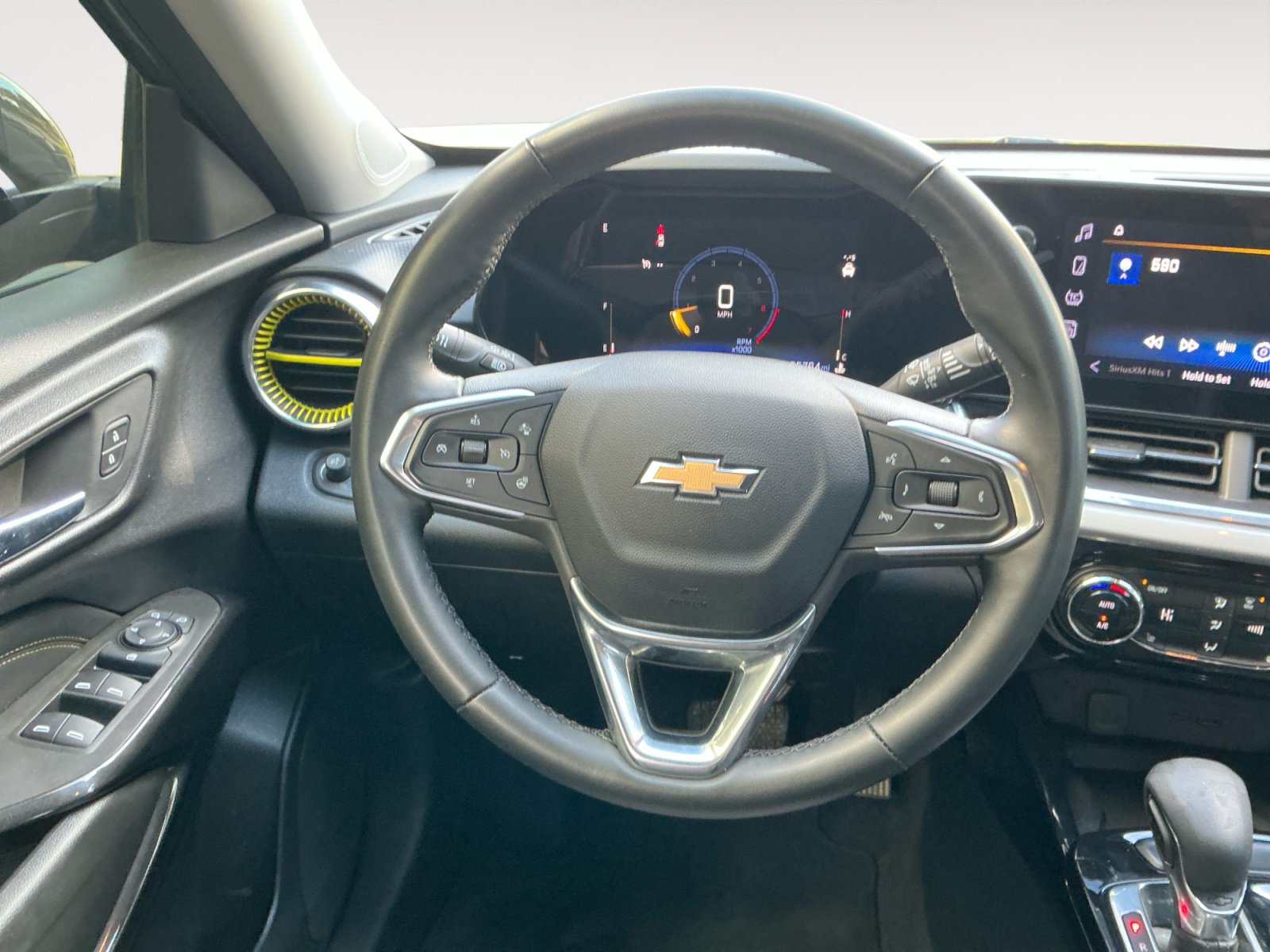 Used 2024 Chevrolet Trax LT w/ Sunroof Package FWD image 12