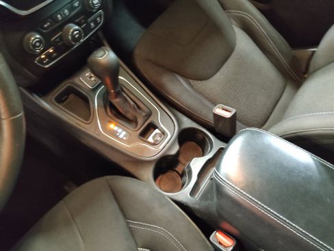 Used 2021 Jeep Cherokee Latitude FWD image 26